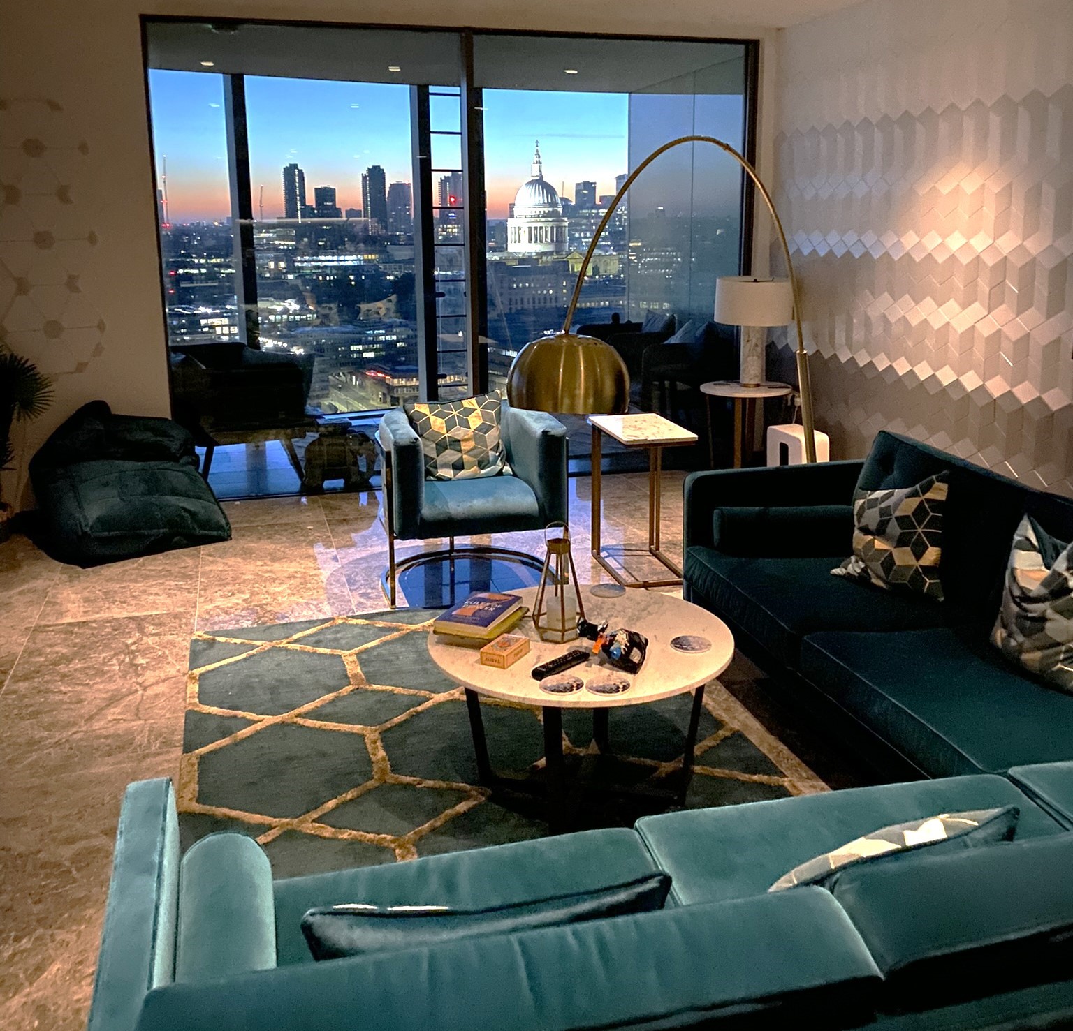 Panoramic Thames view living area